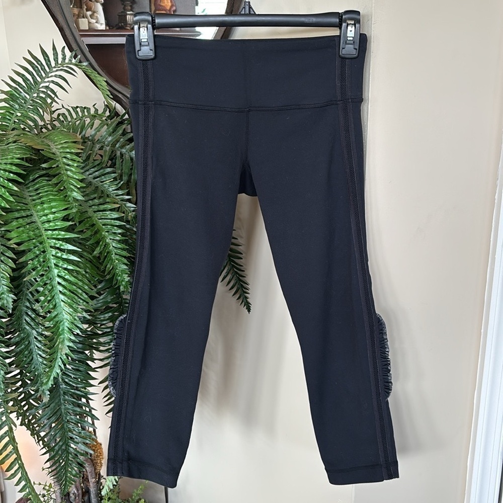 Lululemon Black Cropped Capri Pants Reflective Ruffle Workout Activewear Tights